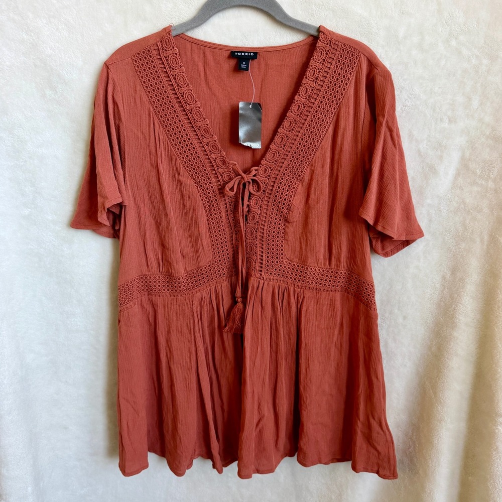 Torrid Womens Auburn Rust Crinkle Gauze Crochet Lace Babydoll Top Size 0 NWT
